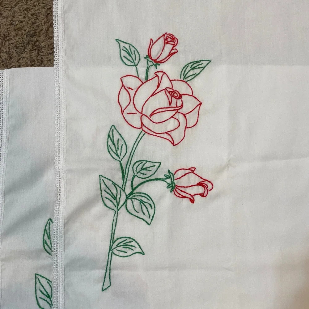 Vintage Embroidered Pillowcases Red Roses‎ White Lace Set of 2 Standard/Queen